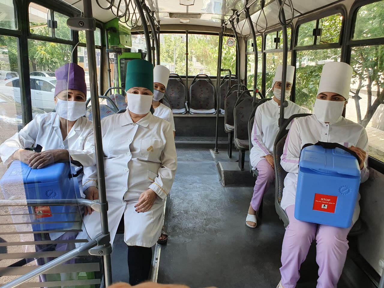 Demo emlash uz. Эмлаш уз. Автобус для прививок. Вакцинация в Узбекистане. Эмлаш фото.