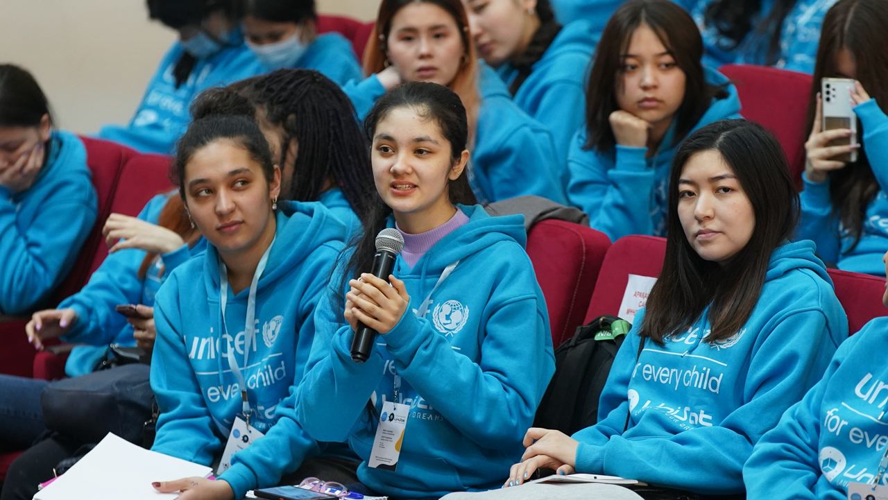 Uzbek girls launch nanosatellites into stratosphere | UzReport.news