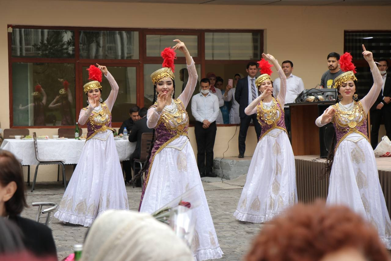 Yalangoch qiz rasmlari