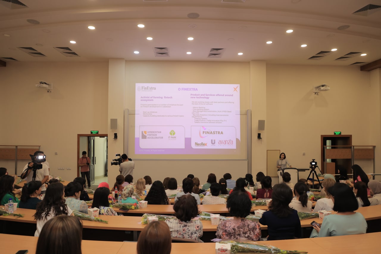 It uslubidagi yubkalardagi ayollar