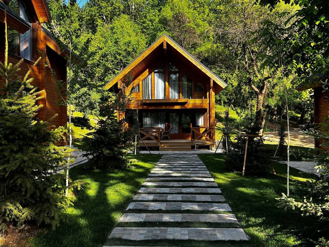 Ikki yigit bir qizni sikish video