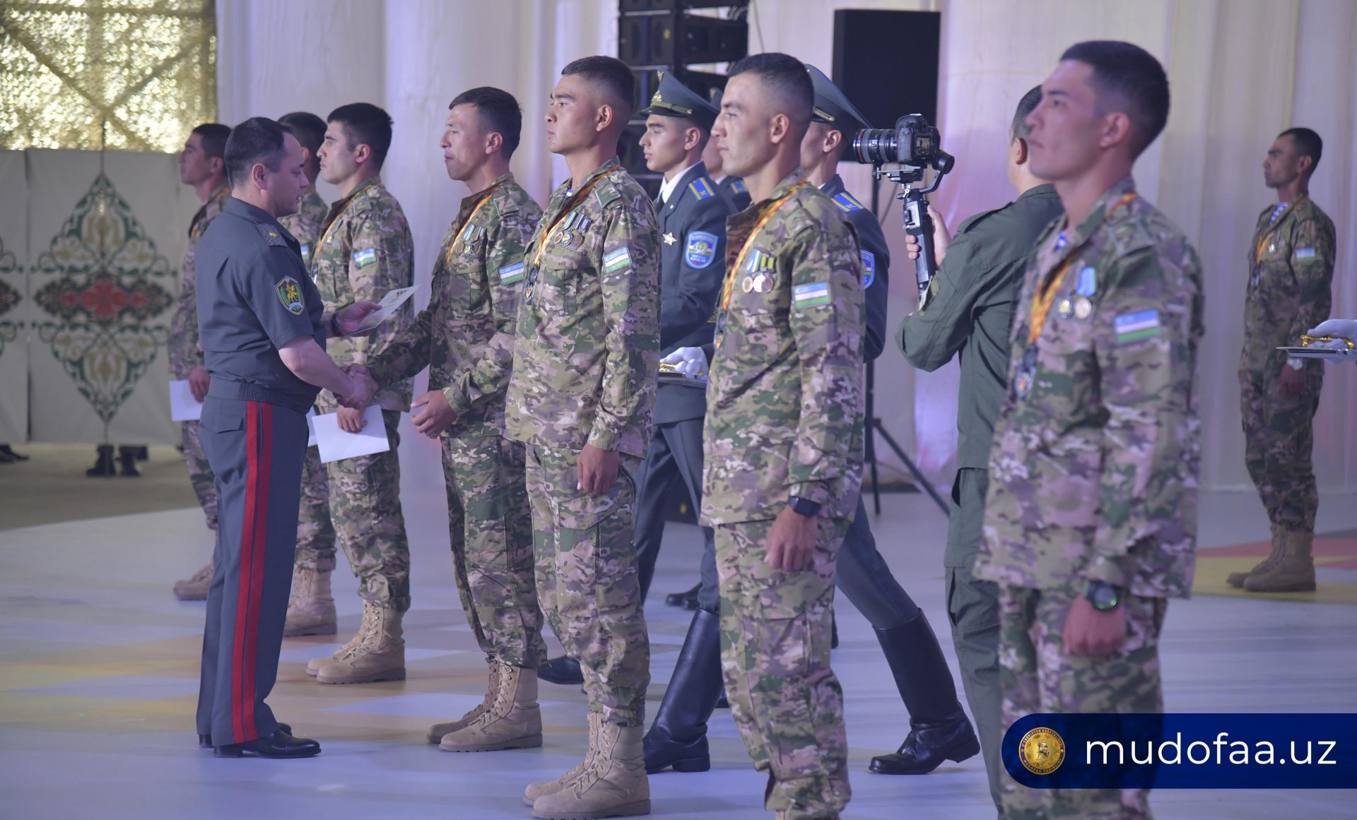 Qizning tizzalarini sorishidan boshlab, barcha porno videolarni tomosha qiling.