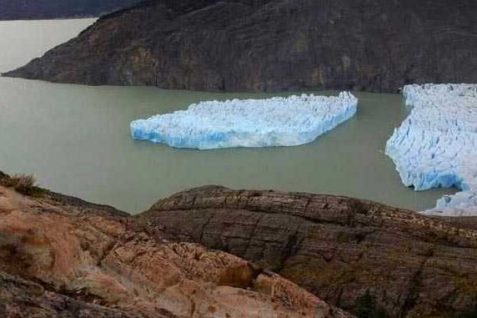 Огромный айсберг отделился от ледника в Чили