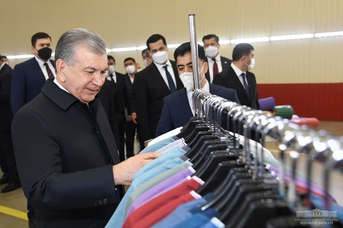 President Shavkat Mirziyoyev visits textile enterprise in Chust