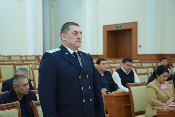 Ayollar qishloq hammomida bug‘lashmoqda