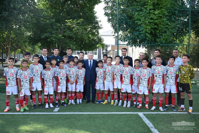 Prezident Shavkat Mirziyoyev Yashnobod tumani Dilbog‘ mahallasidagi futbol akademiyasida bo‘ldi