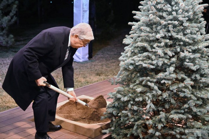 President of Kazakhstan plants a tree on the Alley of Honored Guests