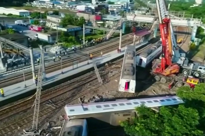 На Тайване сошел с рельсов поезд, погибли десятки человек (Видео)