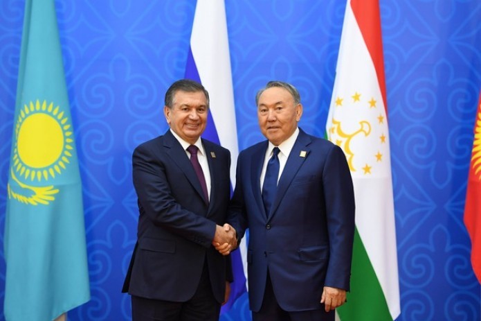 Президенты Узбекистана и Казахстана обменялись поздравительными посланиями