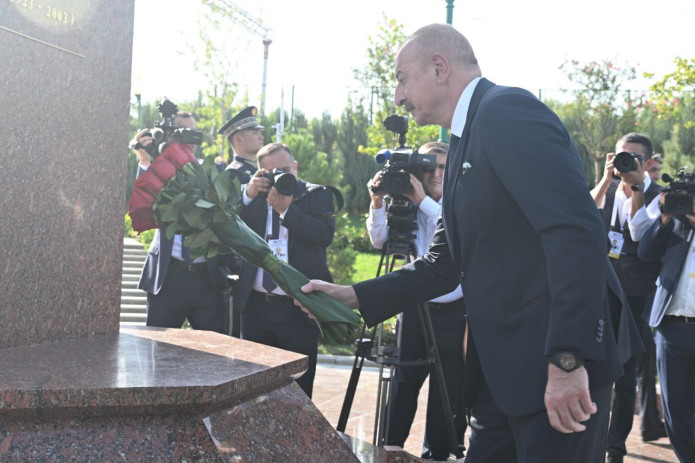 Ozarbayjon yetakchisi Haydar Aliyev yodgorligi majmuasida bo‘ldi