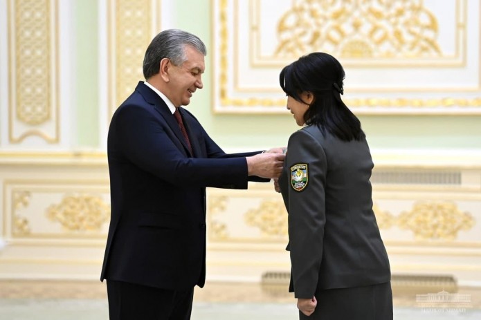 Шавкат Мирзиёев вручил награды группе военнослужащих и сотрудников правоохранительных органов
