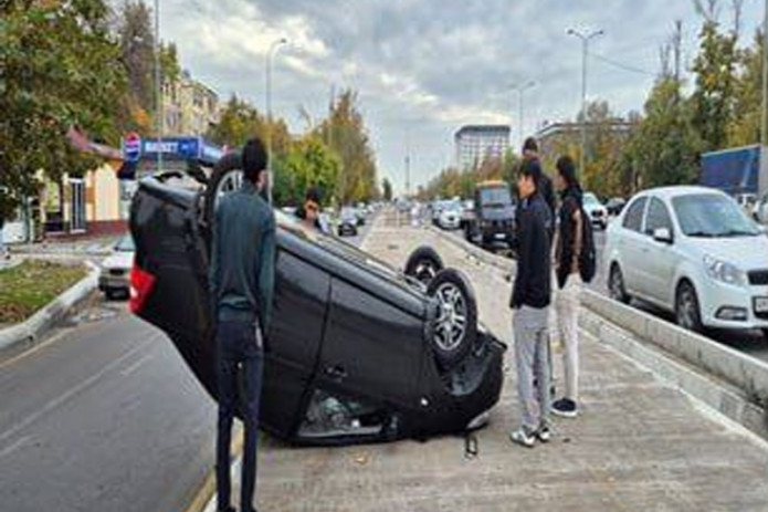 Toshkentda Nexia-3 avariyaga uchrab, ag‘darilib ketdi