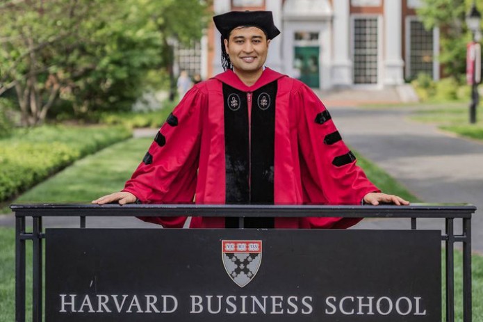 Uzbek economist receives doctoral degree from Harvard University