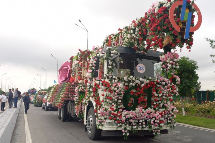 Namangan shahrida o‘tkazilayotgan Gullar paradi boshlandi