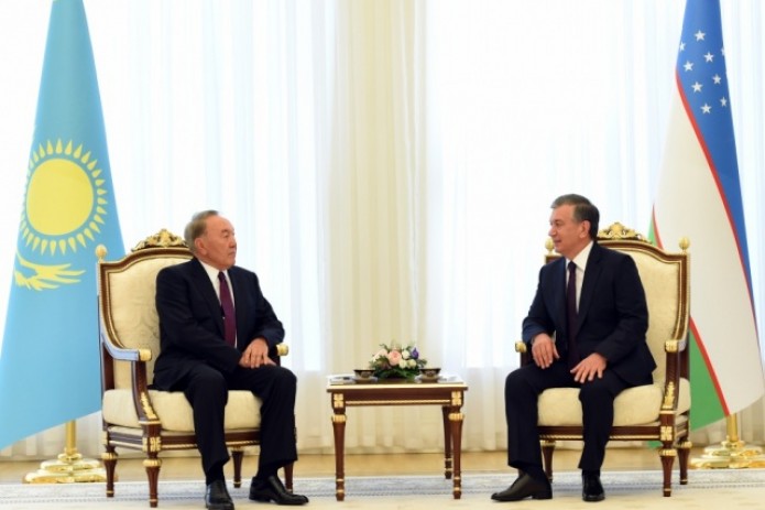 Президенты Узбекистана и Казахстана провели встречу в узком формате