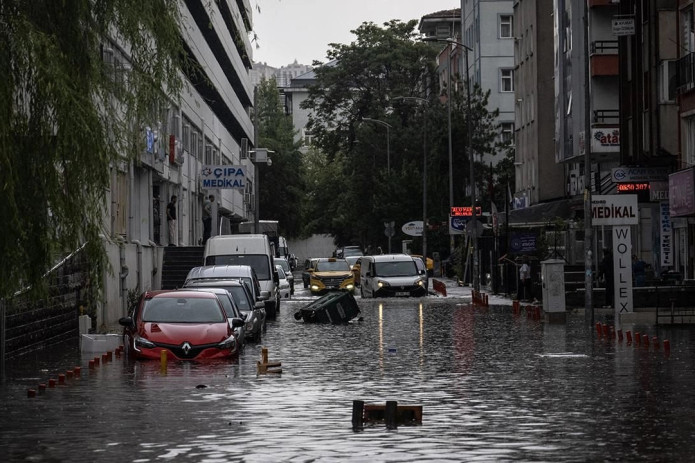 Turkiya poytaxtini suv bosdi