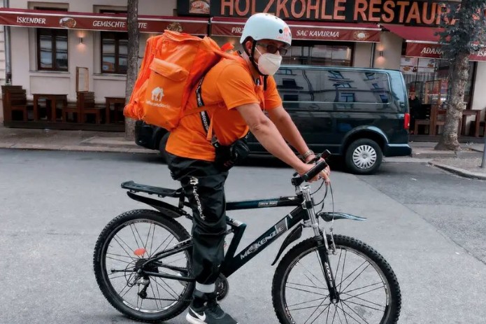 Экс-министр связи Афганистана стал доставщиком пиццы в Германии