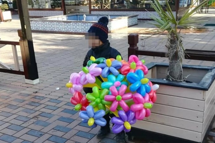 В Ташкенте оштрафовали отца школьника, торговавшего шарами на холоде