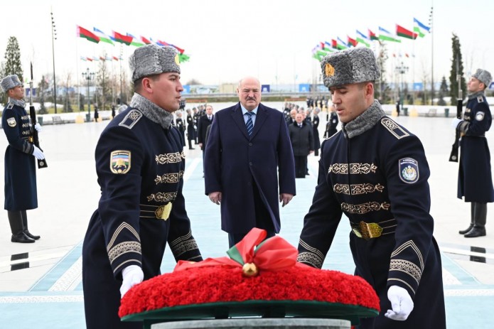 Aleksandr Lukashenko "Yangi O‘zbekiston" bog‘iga tashrif buyurib, Mustaqillik monumenti poyiga gul qo‘ydi