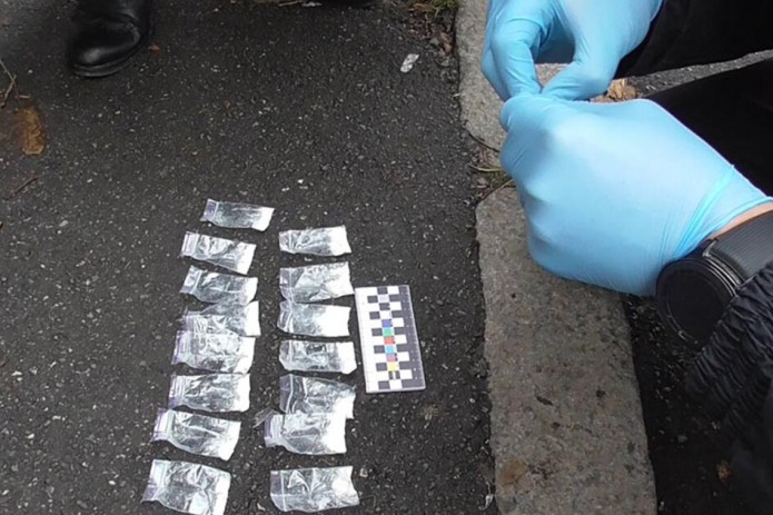 Police officers catch drug dealer with 13 packages of narcotics