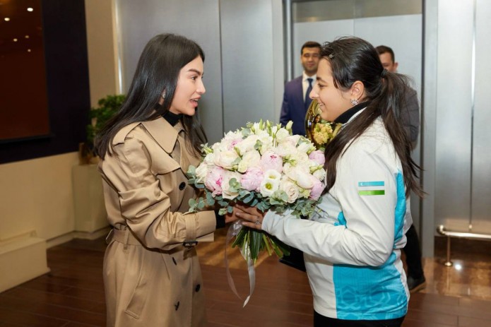 Saida Mirziyoyeva ayol shaxmatchilar orasida birinchi jahon chempioni bo‘lgan Afruza Hamdamovani shaxsan kutib oldi