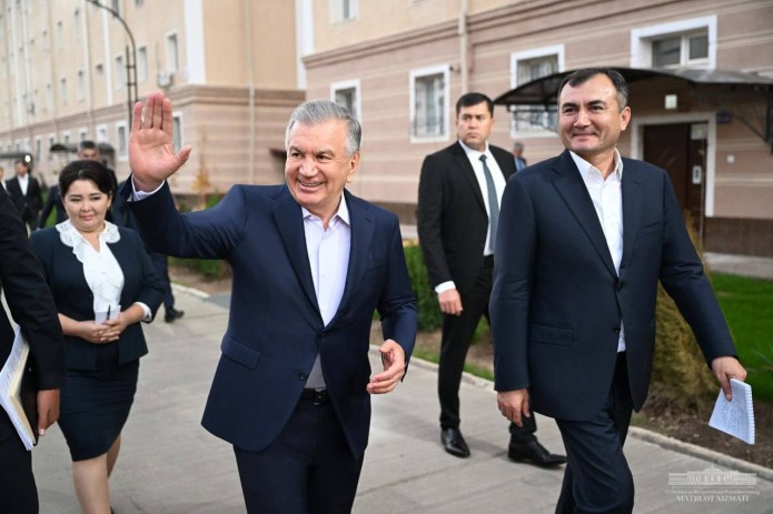 Shavkat Mirziyoyev Qarshi shahrida aholi turmushi, hududdagi obodlik va kuz-qish mavsumiga tayyorgarlik bilan yaqindan tanishdi