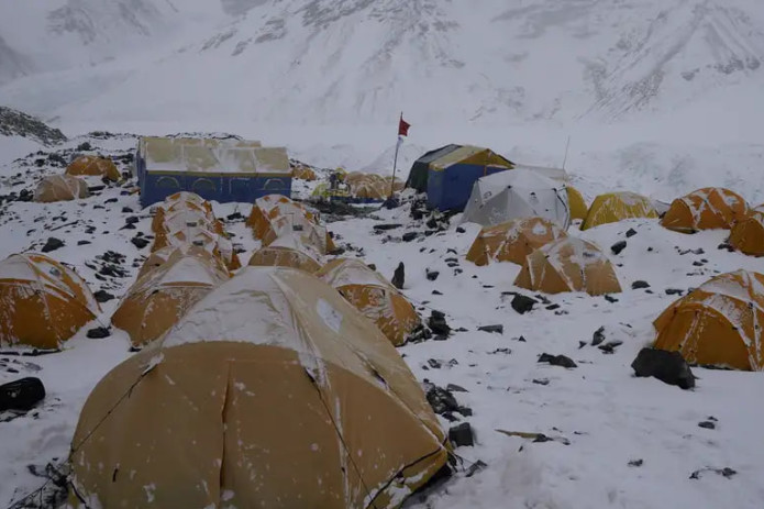 Everestda qor tufayli qolib ketgan sayyohlar qutqarib olindi