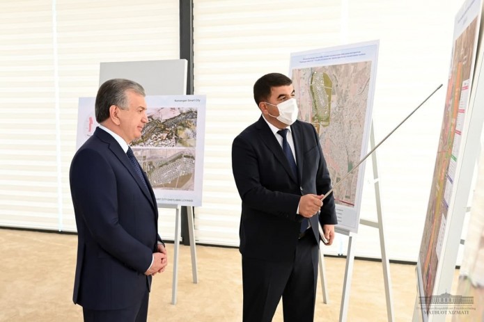Шавкат Мирзиёев ознакомился с презентацией проекта городка "Новый Наманган" и парка "Новый Узбекистан"