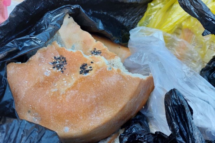 В Ташкенте ежедневно в мусор выбрасывается около 2 тонн хлеба