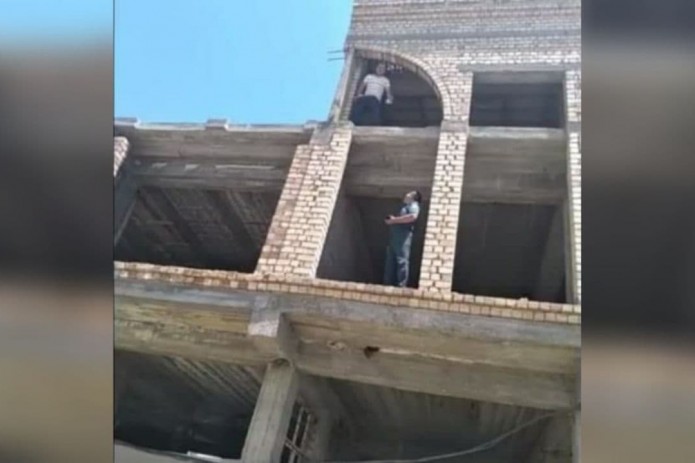 В Самаркандской области мужчина пытался сброситься с многоэтажки. Он задолжал банку более 5 млн сумов