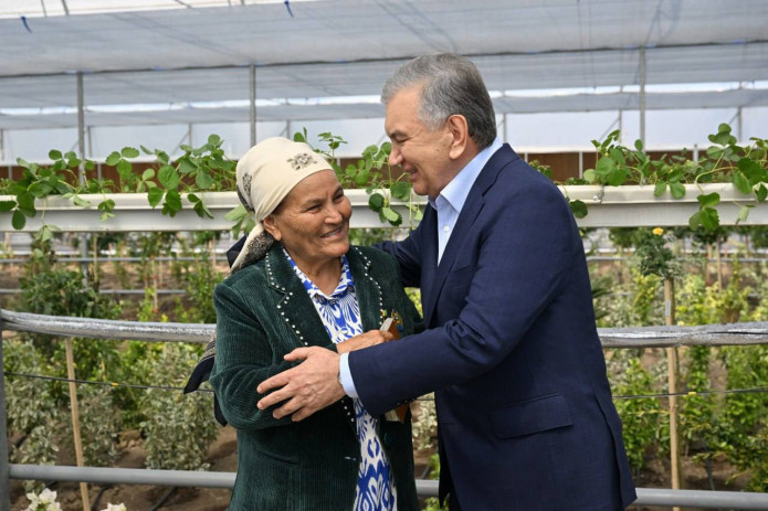 Davlat rahbari dehqon ayolning mehnatini e’tirof etdi