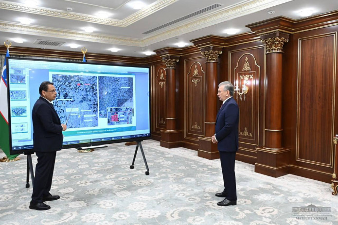 Президент Шавкат Мирзиёев қурилиш, таълим, туризм ва саноат соҳаларидаги лойиҳалар тақдимоти билан танишди