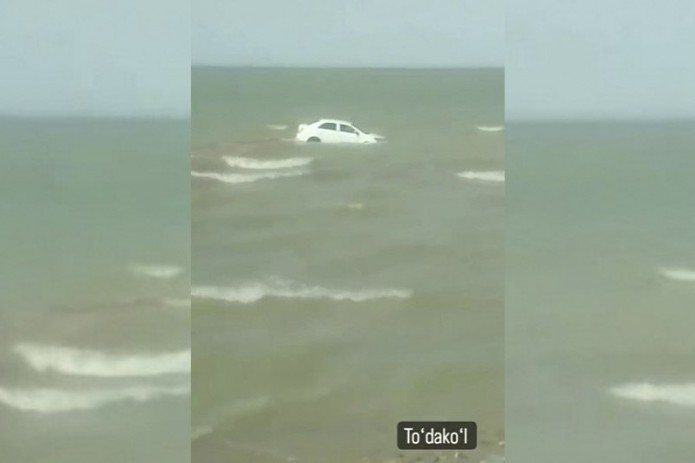 Navoiydagi "To'dako'l" suv omborida Cobalt mashinasi oqib ketdi