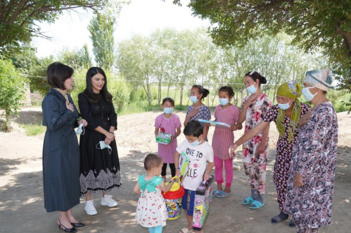 Зироат Мирзиёева с дочерью навестили пострадавших от наводнения жителей Сырдарьинской области