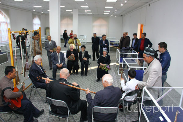 Музыкальные инструменты Узбекистана представлены в Международном караван-сарае культуры Икуо Хироямы