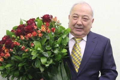 Shavkat Mirziyoev awards Mirabror Usmanov order "Dustlik"