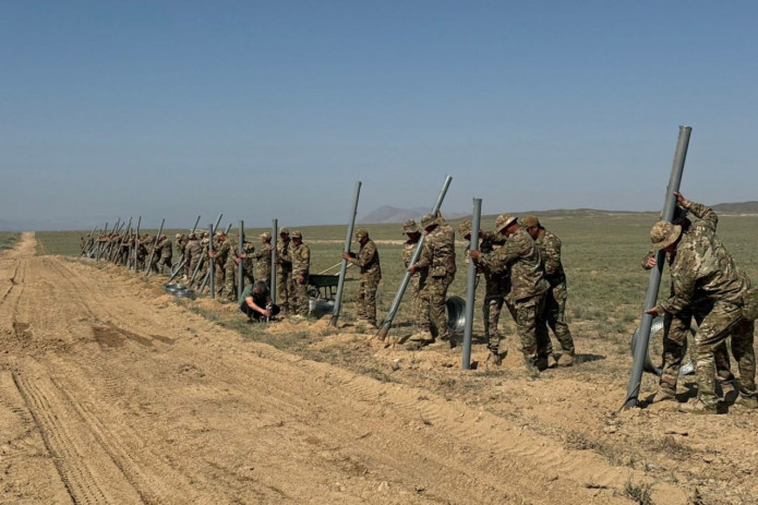 Qirg‘iziston Tojikiston bilan chegarani tikanli simlar bilan to‘sishni boshladi