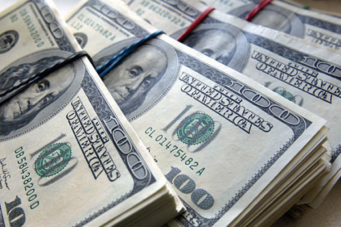 Узбекистанцы продолжают закупаться долларами
