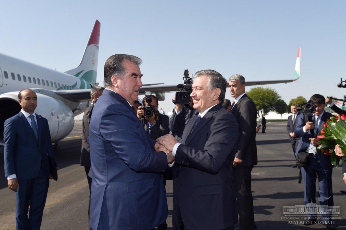 Президент Таджикистана с госвизитом прибыл в Узбекистан