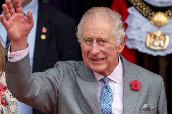 Buyuk Britaniyada birinchi marta qirol tasviri tushirilgan pochta markalari chiqarildi (Foto)