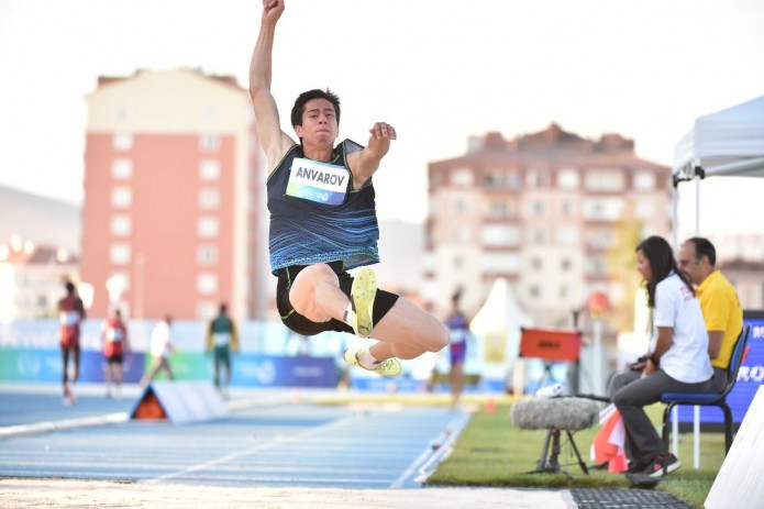 Uzunlikka sakrash bo'yicha Gretsiyadagi xalqaro musobaqada Anvar Anvarov bronza medalini qoʻlga kiritdi