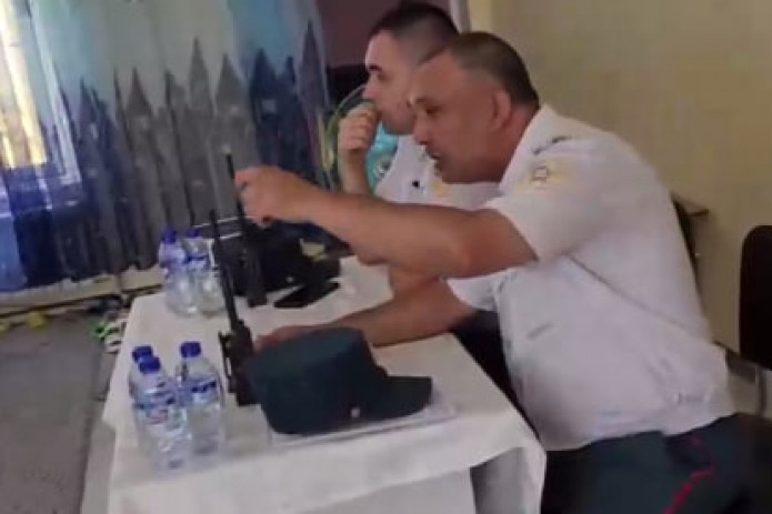 Ichki ishlar organi xodimi bog‘cha bolalariga tarbiyaviy soat o‘tayotgani aks etgan video tarqaldi