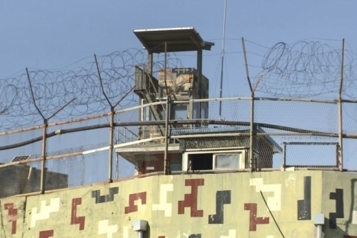 Житель КНДР сбежал в Южную Корею, перепрыгнув трехметровый забор
