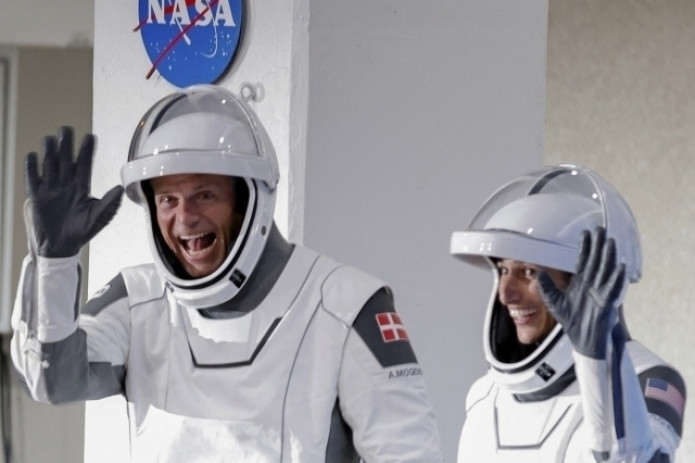 Yigit jinsiy aloqa qilish uchun uyiga etuk ayolni taklif qildi.