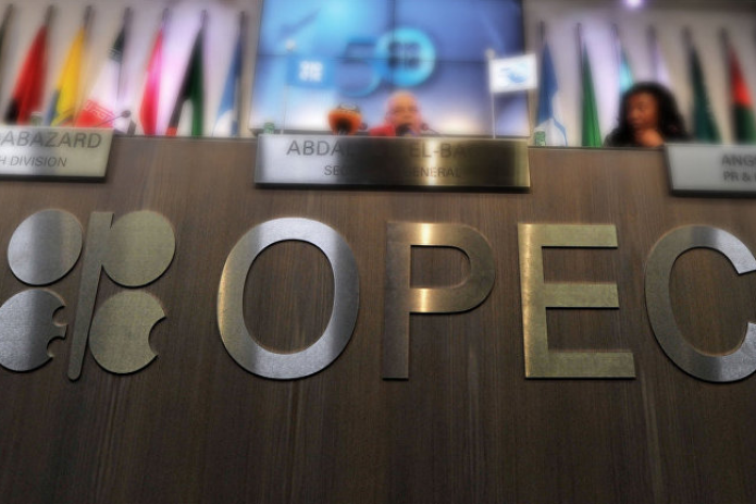 Страны ОПЕК+ договорились о крупнейшем в истории сокращении добычи нефти