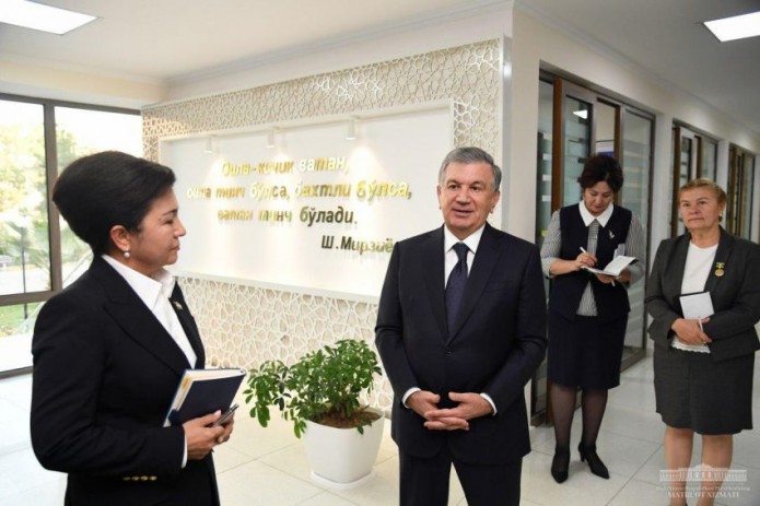 Президент Шавкат Мирзиёев посетил центр "Оила" в Термезе