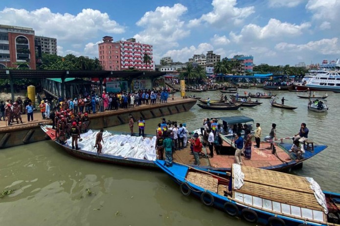 Bangladeshda ichida yo'lovchilari bo'lgan qayiq cho‘kib ketdi