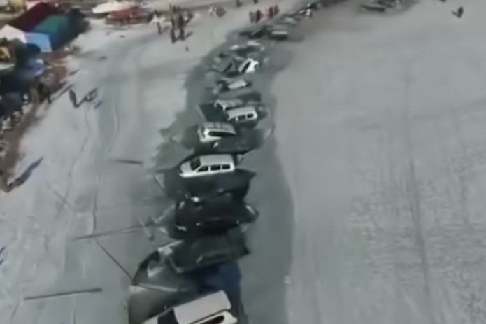 В России 30 машин ушли под лед