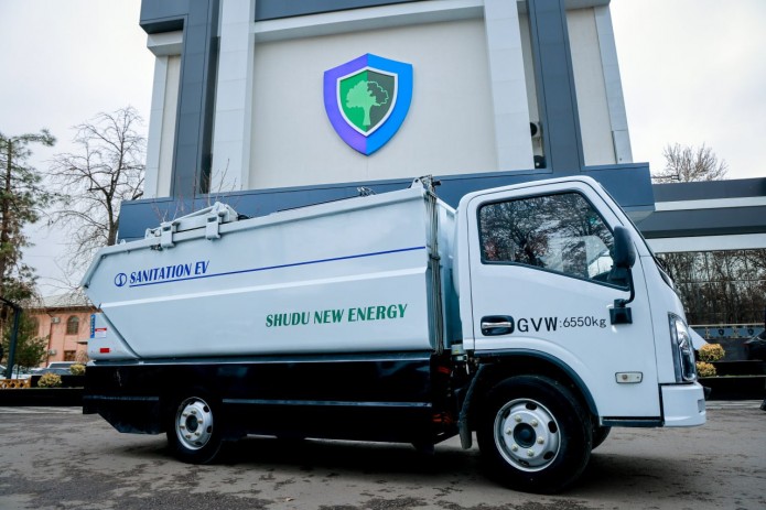 O‘zbekistonga ilk bor chiqindi tashiydigan elektromobil olib kelindi
