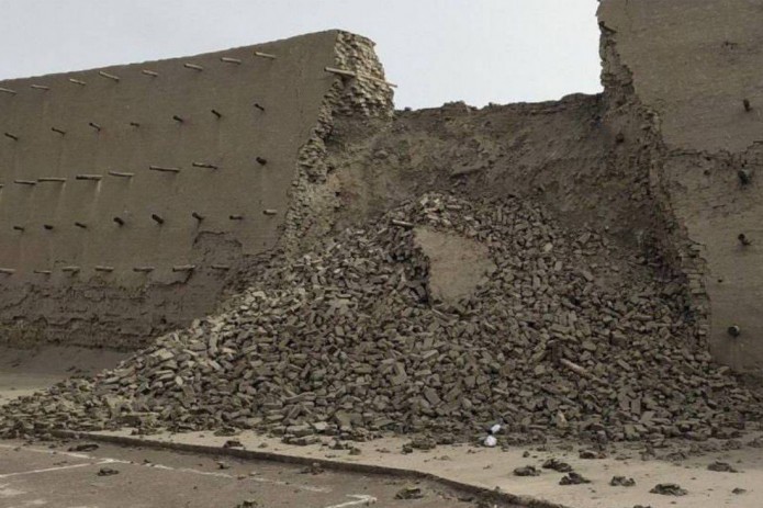 Обвалившуюся часть крепостной стены в Бухаре отреставрируют